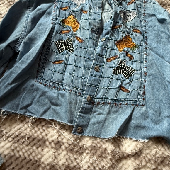 Vintage Embroidered cropped Denim Jacket with Animal Patches - Picture 8 of 9